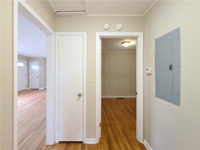 Building Photo - 3225 Forrest Hills Dr SW