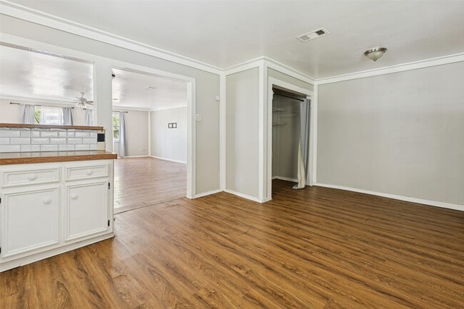 Building Photo - 111 Lazy Trail