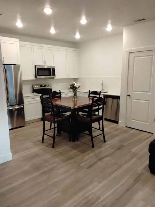 Building Photo - Desert Color-2 Bedroom Condo! Pet Friendly!