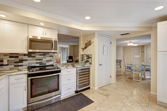 Building Photo - SUNTIDE BEACH CONDO FOR RENT