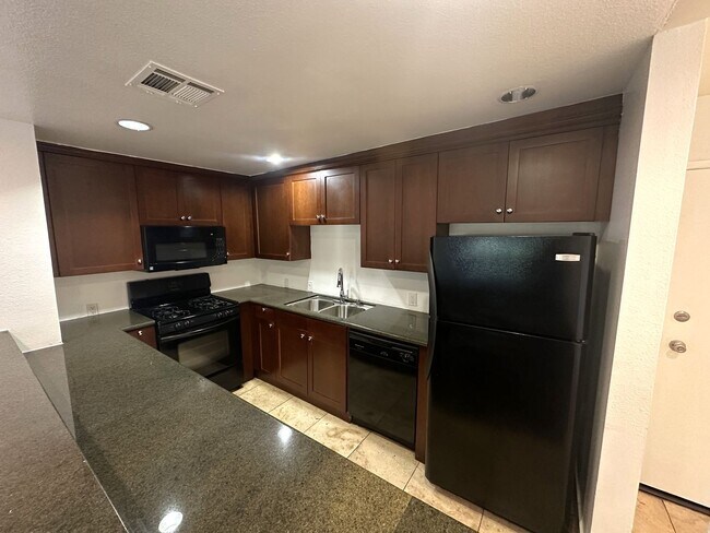 Building Photo - Beautiful 2-Bed, 2-Bath Winnetka Condo – S...