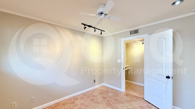Building Photo - 3821 S Kenwood Ln