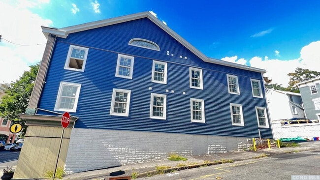 Building Photo - 406 Main St