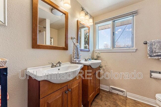 Building Photo - 303 Brentwood St