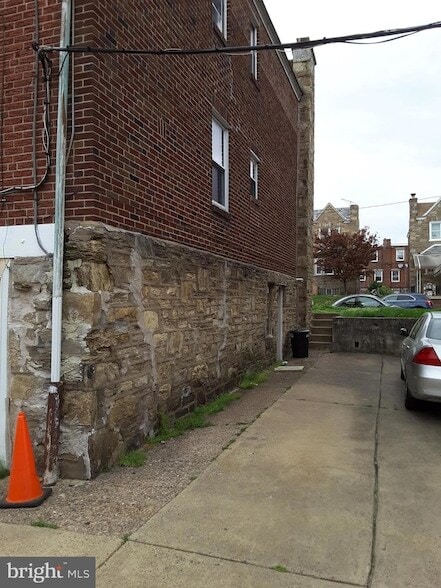 Building Photo - 1226 Hellerman St