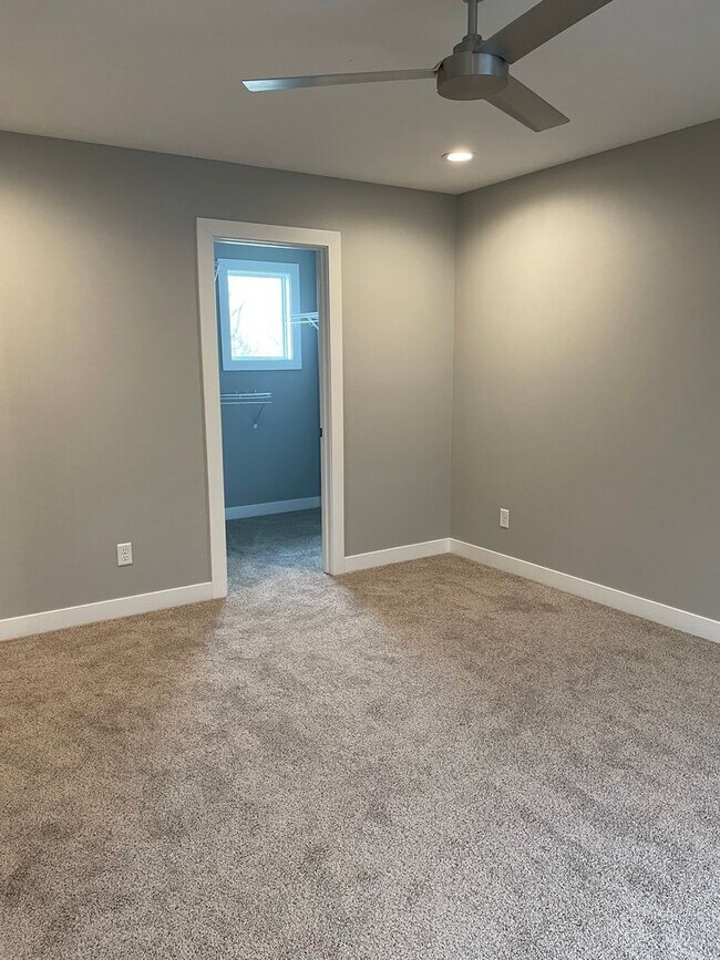 Building Photo - Beautiful newer home in West Des Moines - Waukee School Dist!