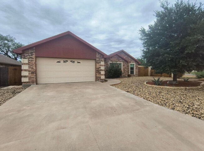 Building Photo - Elegant 3 bedroom, 2 bath home 4 minutes from Goodfellow AFB AVAILABLE NOW!