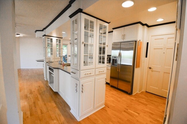 Building Photo - 6 Bed, 3.5 Bath Home for Rent – Retro Char...