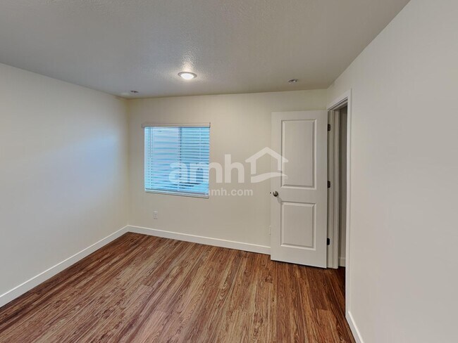 Building Photo - 8944 Royal Ln