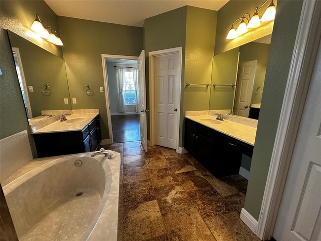 Building Photo - 1041 Disraeli Cir