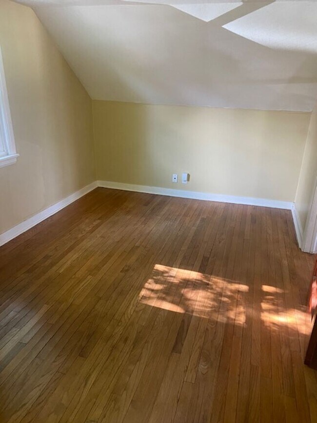 Building Photo - 124 Maxwell Ave