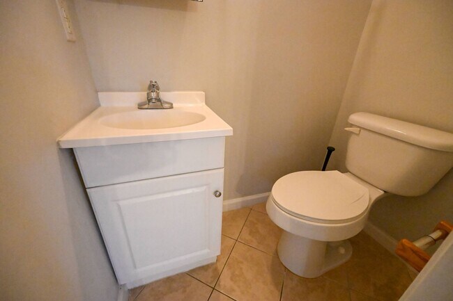 Building Photo - Stunning 3BR / 3BA Home on 2.48 Acres – Hillsborough, NC