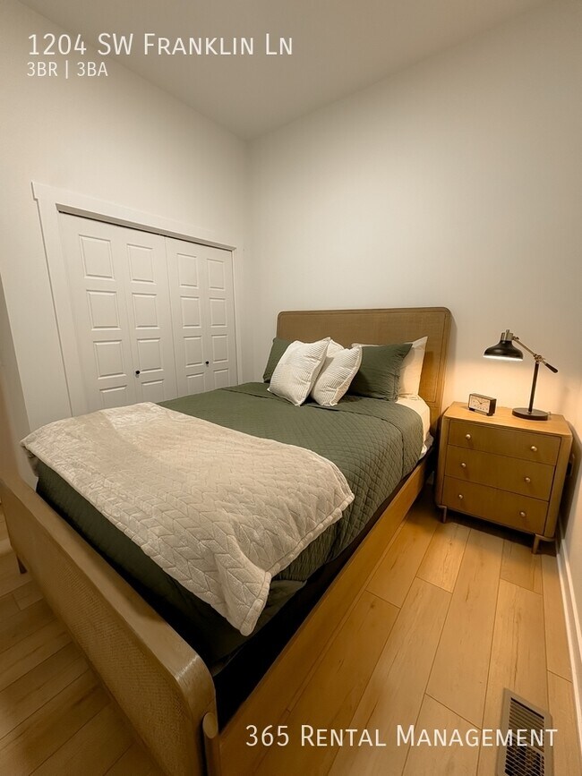 Building Photo - 1204 SW Franklin Dr