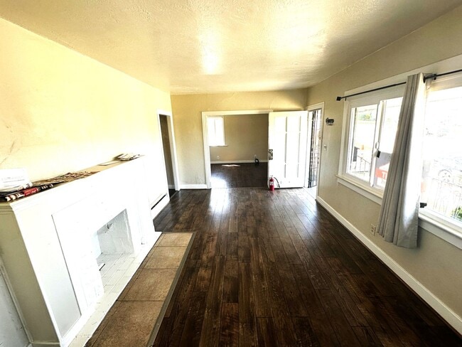 Building Photo - 3 + Beds 2 Baths Home With Large Yard /Was...