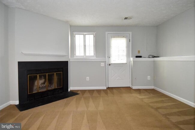 Building Photo - 1545 Woodcrest Dr