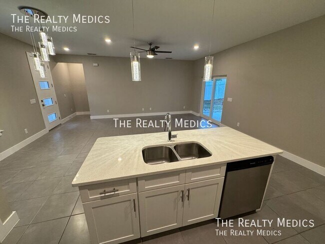 Building Photo - 119 Lily Ln