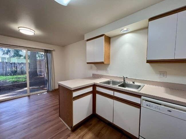 Building Photo - PENDING APPLICATION; 3BD Townhome