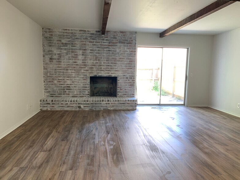 Building Photo - 902 W Edgewater St