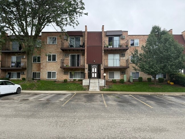 Building Photo - 327 Hawthorne Cir