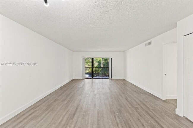 Building Photo - 302 Lakeview Dr