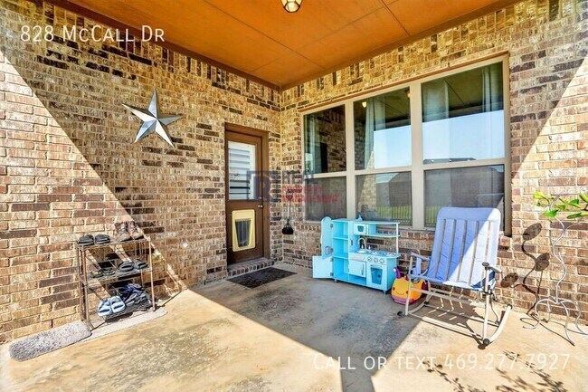 Building Photo - 828 McCall Dr
