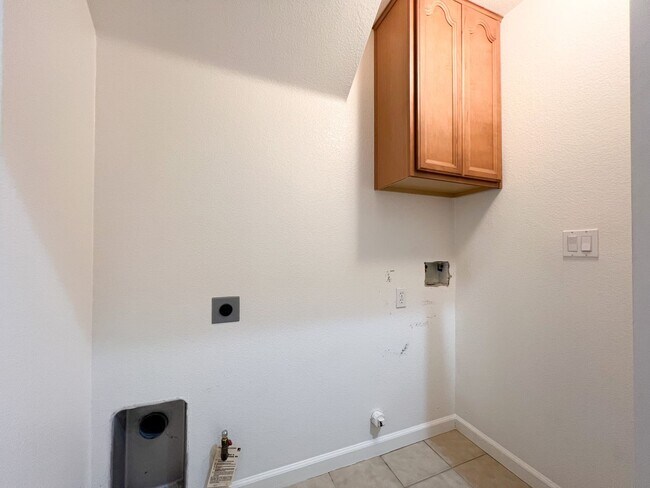 Building Photo - 3 Bd, 2.5 Ba Condo in Elk Grove