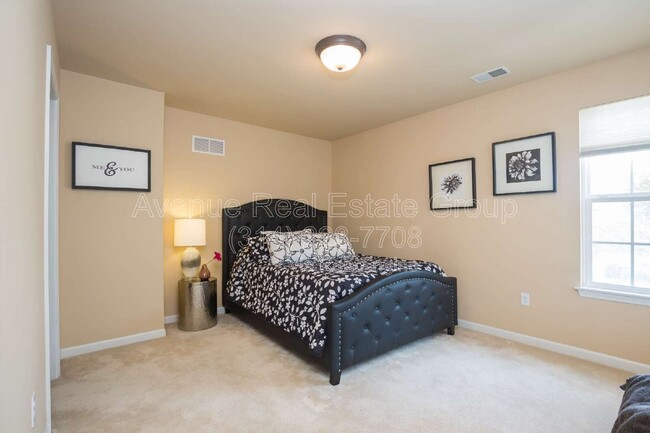 Building Photo - 8947 Hilltop Manor Dr