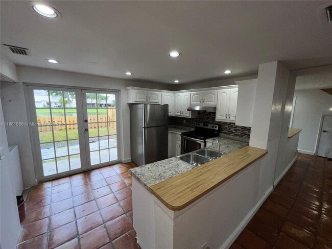 Building Photo - 5176 S University Dr