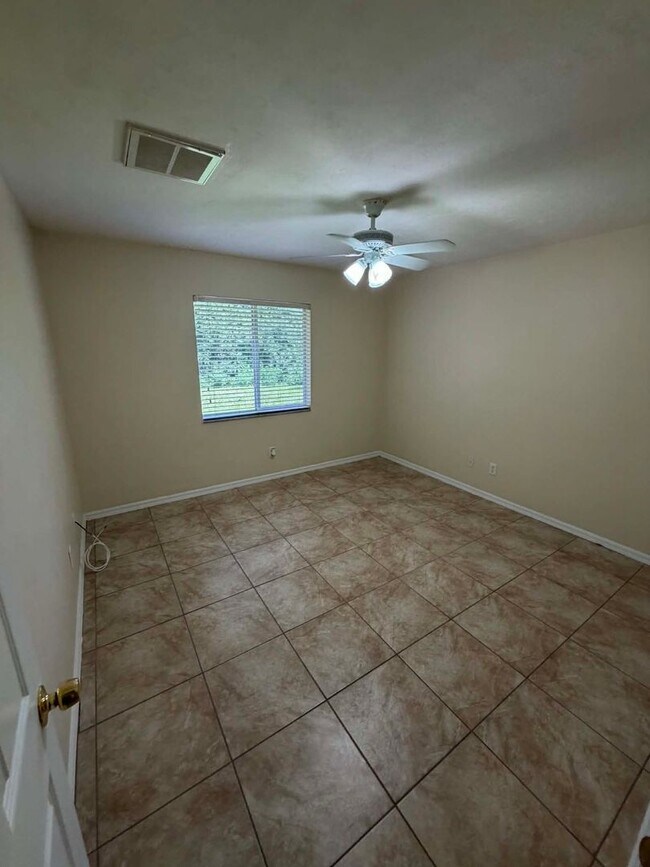 Building Photo - Your Dream Home Awaits in Port Charlotte!
