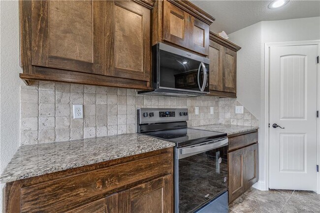 Building Photo - 2703 SW Warberry Ave