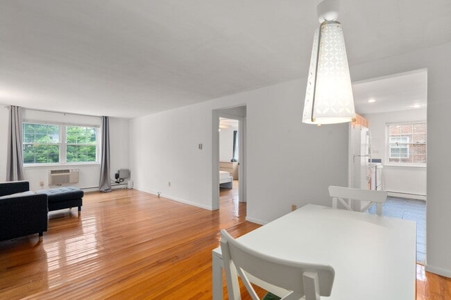 Building Photo - 12 Colonial Village Dr