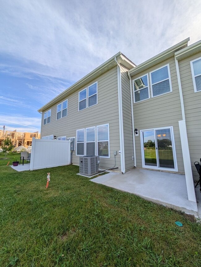 Building Photo - New Construction Townhouse-Hendersonville!