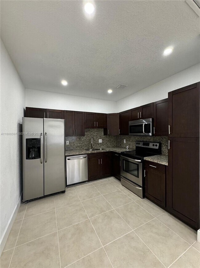 Building Photo - 16820 SW 1st Manor