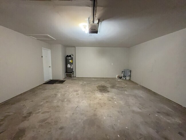 Building Photo - 8917 Vernon Dr