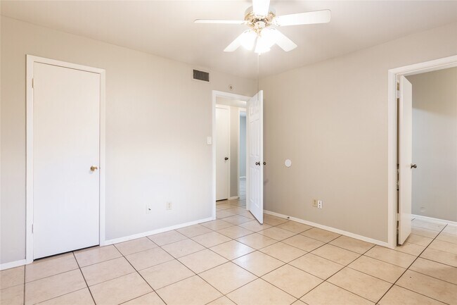 Building Photo - 206 N Forest Dr