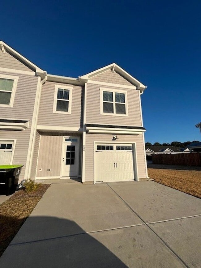 Building Photo - Brand New 3 bedroom 2.5 bath townhome in Leland area
