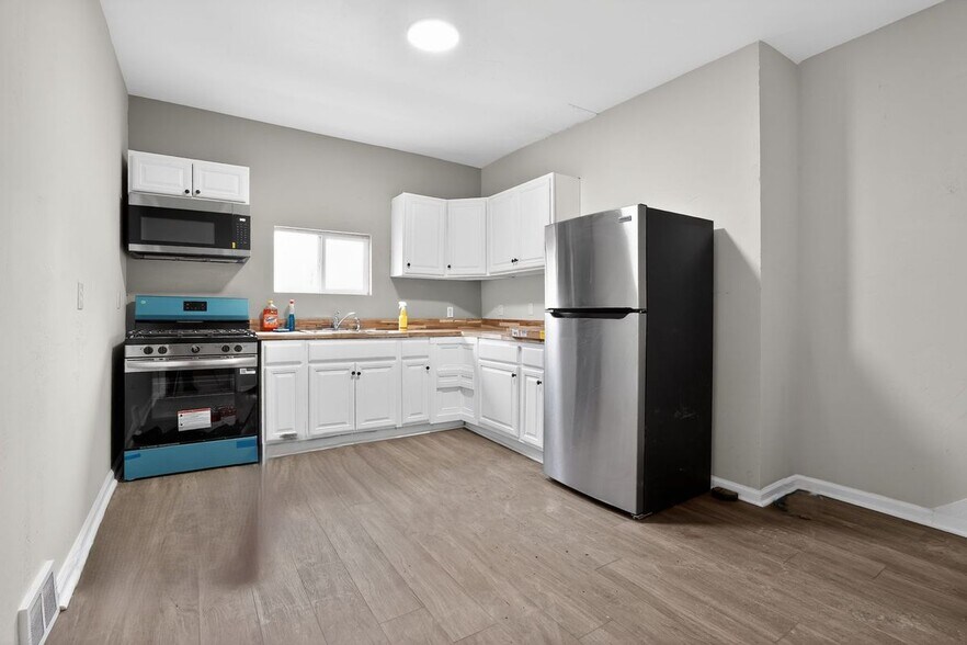 Building Photo - 553 Norman St