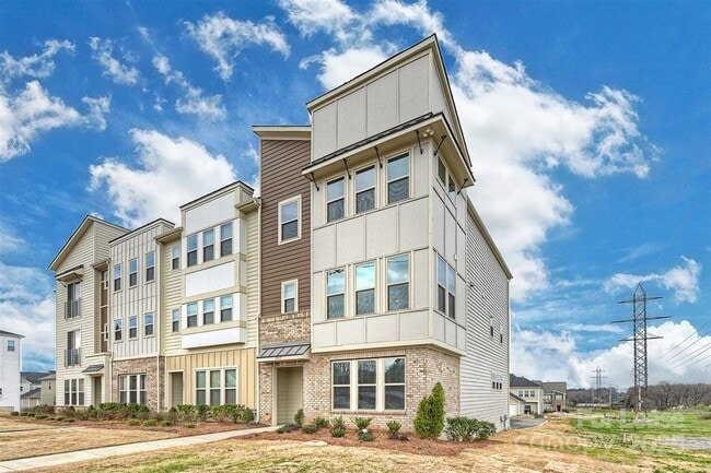 Primary Photo - 2635 Statesville Ave