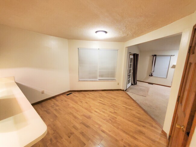 Dinette - 6423 Plankton Dr