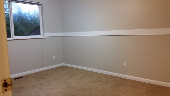 Building Photo - Cozy 4 beds with huge bonus room in Bellevue with private access to Phantom Lake