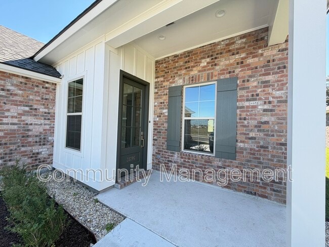 Building Photo - 3696 Waterbury Ave