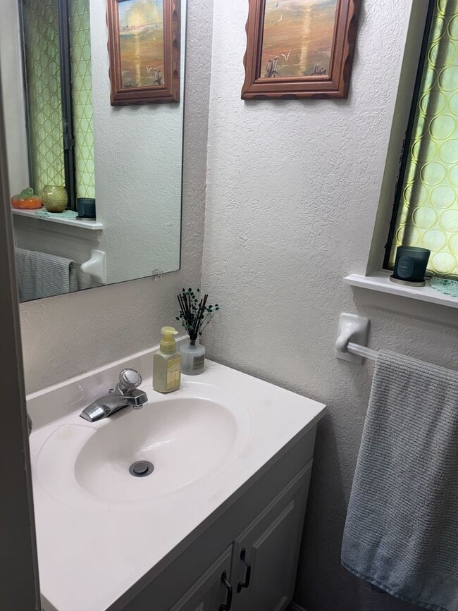 Building Photo - Spacious All Electric Townhome Near Downtown Independence