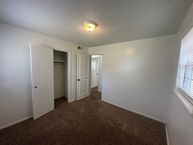 Building Photo - 3 bed, 1 bath, 1 car garage