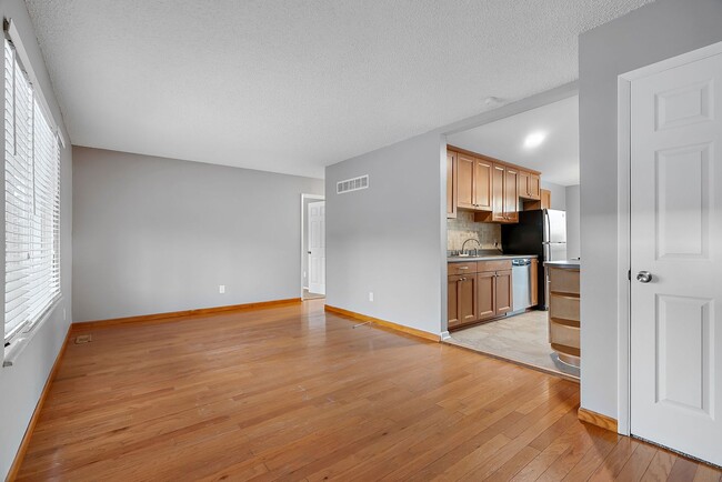 Building Photo - 1128 Saratoga Dr