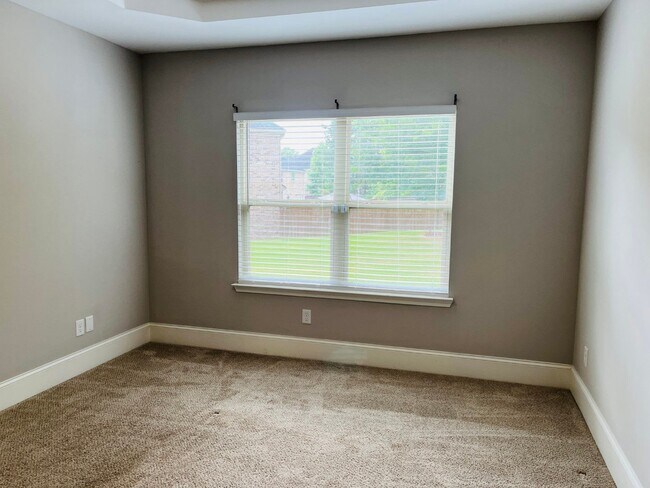 Building Photo - WOW! 5 bed, 4 full baths, brick exterior, ...