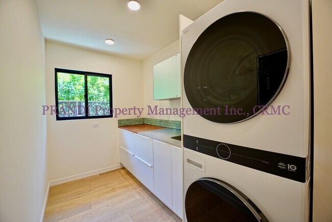Building Photo - All New!  Fabulous 3 bedroom Fairfax house...