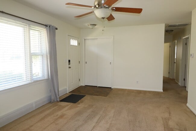 Building Photo - Charming 3 Bedroom Neenah Home with fenced yard