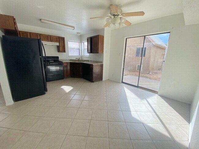 Building Photo - Northeast El Paso 3 Bed Refrig A/C
