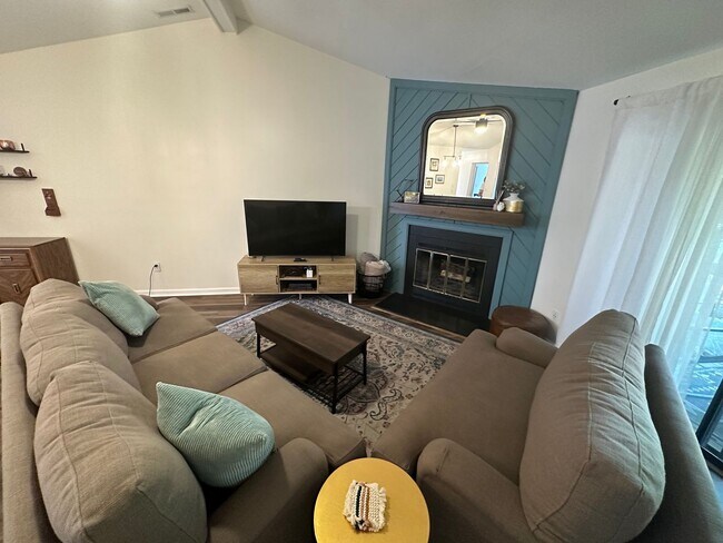 Building Photo - Beautiful Condo Block from the Bay!