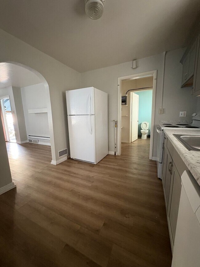 Building Photo - 39-43 W 880 N